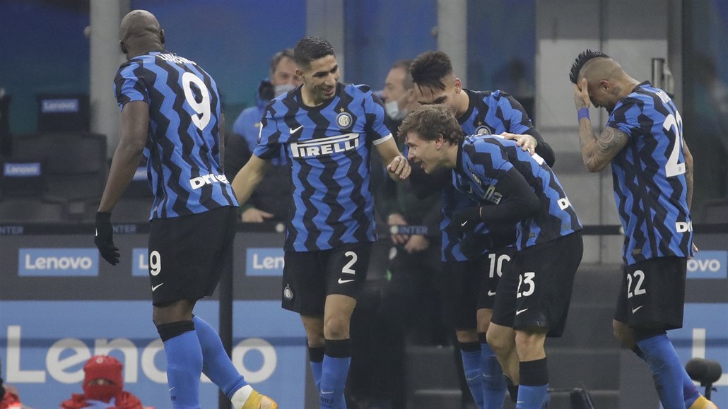 Fotbalisté Interu Milán slaví branku Nicola Barelly.