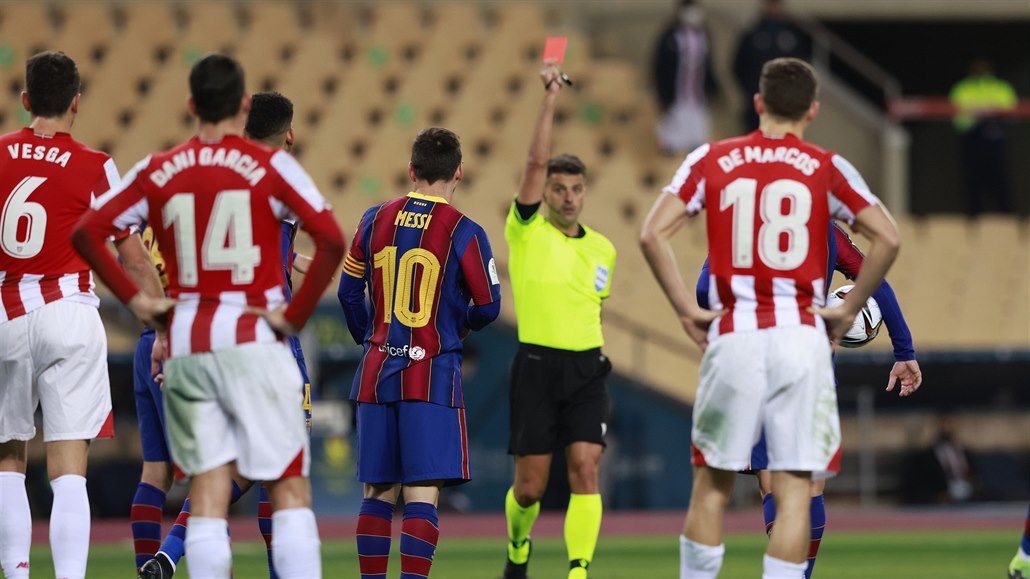 Za úder do hlavy soupeře viděl Lionel Messi v závěru utkání červenou kartu.