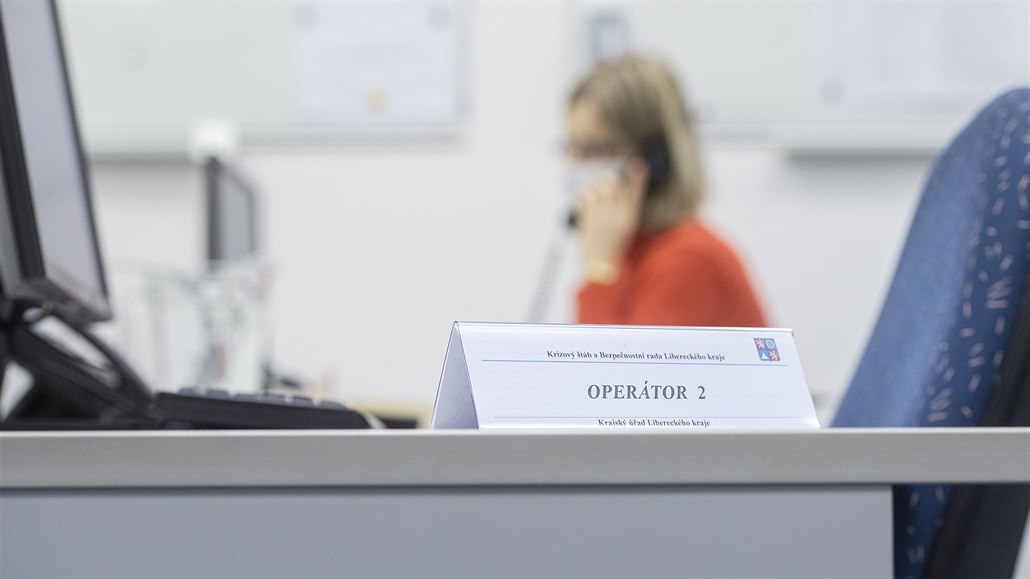 Pracovnice libereckého krajského ú�adu 15. ledna 2021 v Liberci telefonicky...