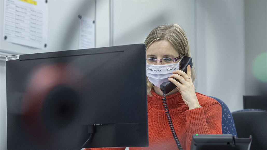 Pracovnice libereckého krajského úadu telefonicky pomáhá seniorm nad 80 let s...