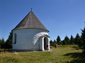 Bloskvoucí rotunda Kuntátské kaple na hebeni Orlických hor.