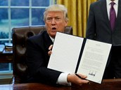 Donald Trump podepisuje píkazu k odchodu USA z Transpacifického partnerství.
