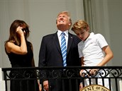 Na zatmní se pili podívat prezident Donald Trump s manelkou a nejmladím...
