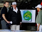 Americký prezident dostává informace o obtíích zpsobené hurikánem Irma.