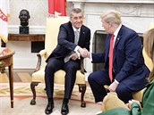 Pedseda eské vlády Andrej Babi v Oválné pracovn s Donaldem Trumpem.