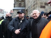 Ani Václav Klaus si na demonstraci nevzal rouku.