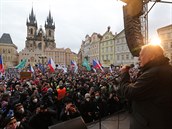 Václav Klaus promlouvá k davu demonstrant.