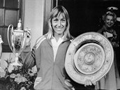 astná Martina Navrátilová s trofejí vítzky Wimbledonu. V roce 1983, kdy...