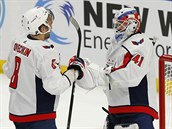 Branká Vanek oslavuje svou vítznou premiéru na led NHL se spoluhráem...