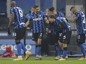 Fotbalisté Interu Milán slaví branku Nicola Barelly.