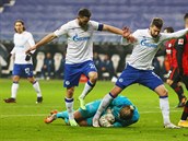 Obránci Schalke chrání svého brankáe Ralfa Fahrmanna.