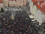Na praském Staromstském námstí se dnes sely stovky demonstrant proti...