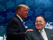 Sheldon Adelson s Donaldem Trumpem na summitu na Florid.
