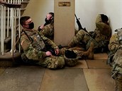 Vojáci národní gardy odpoívají v budov Kapitolu ped jednáním o ústavní...