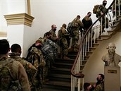 Vojáci národní gardy na schodech v budov Kapitolu ped jednáním o alob.