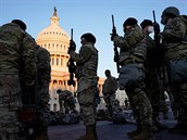 Vojáci ped budovou Kapitolu ve Washingtonu se zbranmi.