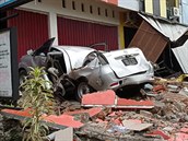 Zniené auto po pátením zemtesení o síle 6,2 stupn, které zasáhlo indonéský...