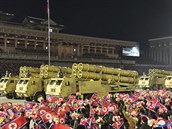 Na pehlídce v hlavním mst Pchjongjangu se ukázaly ady pochodujících voják...