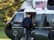 Prezident Donald Trump nastupuje do vrtulníku Marine One, který ho pevezl do...