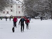 O víkendu vyrazily desítky lidí uít si sníh do obory Hvzda.