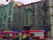 Požár vybydleného domu na dvě hodiny zastavil tramvaje v pražské Ječné ulici