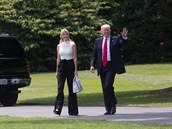 Donald Trump pichází do Bílého domu s dcerou Ivankou Trumpovou.