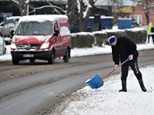 Mu odklízí sníh z chodníku 13. ledna 2021 na sídliti Obeciny ve Zlín.