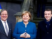 Zleva Armin Laschet, kancléka Angela Merkelová a francouzský prezident...