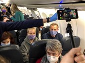 Ruský opoziní lídr Alexej Navalnyj se svou enou Julií na palub letadla,...