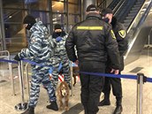 Ruská policie hlídkuje na moskevském letiti Vnukovo, kam piletí Alexej...
