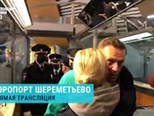 Pár minut po pistání v Moskv si pro Navalného pila ruská policie.