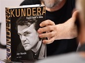 Jan Novák uvedl 29. ervna 2020 v Praze svou knihu Kundera: eský ivot a doba.