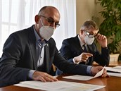 Premiér Andrej Babi a ministr zdravotnictví Jan Blatný v provizorní nemocnici...