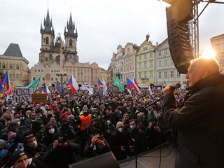 Vclav Klaus promlouv k davu demonstrant.