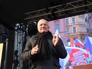 Vclav Klaus promluvil k demonstrantm na Staromstskm nmst.