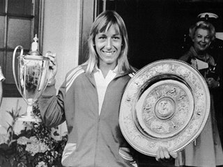 astn Martina Navrtilov s trofej vtzky Wimbledonu. V roce 1983, kdy...