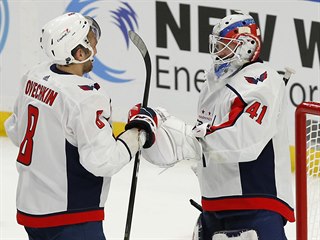 Brank Vanek oslavuje svou vtznou premiru na led NHL se spoluhrem...