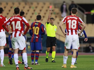 Za der do hlavy soupee vidl Lionel Messi v zvru utkn ervenou kartu.