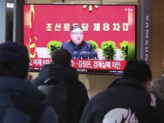 Lid sleduj korejskho vdce Kim ong-una pi projevu na stranickm sjezdu v...