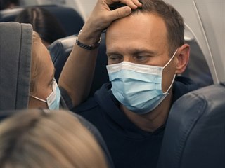Alexej Navalnyj se svou manelkou Juli na palub letadla, kter ho zaneslo...