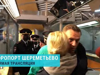 Pr minut po pistn v Moskv si pro Navalnho pila rusk policie.