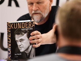 Jan Novk uvedl 29. ervna 2020 v Praze svou knihu Kundera: esk ivot a doba.