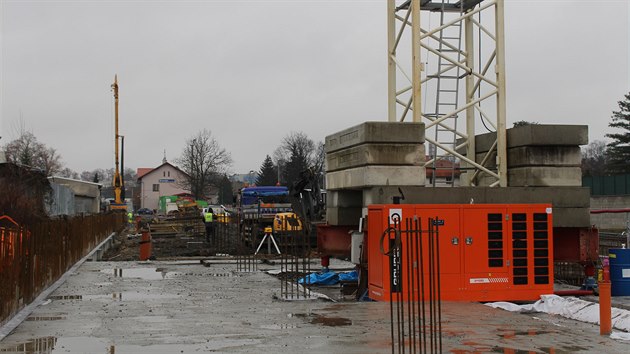 Vznikající parkovací d�m P+R u nádra�í v Brandýse nad Labem.