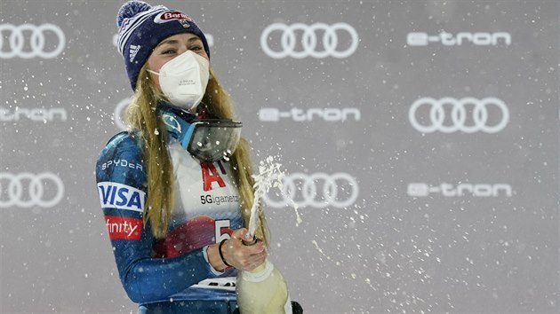 Mikaela Shiffrinová slaví druhé vítzství po smrti svého otce.
