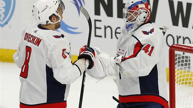 Brank Vanek oslavuje svou vtznou premiru na led NHL se spoluhrem Alexandrem Ovekinem.
