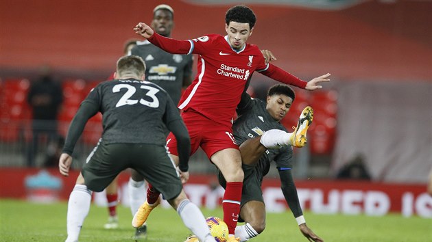Curtis Jones se snaí prosadit pes obránce Manchesteru United.