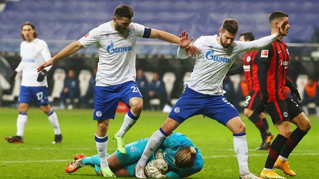 Obránci Schalke chrání svého branká�e Ralfa Fahrmanna.