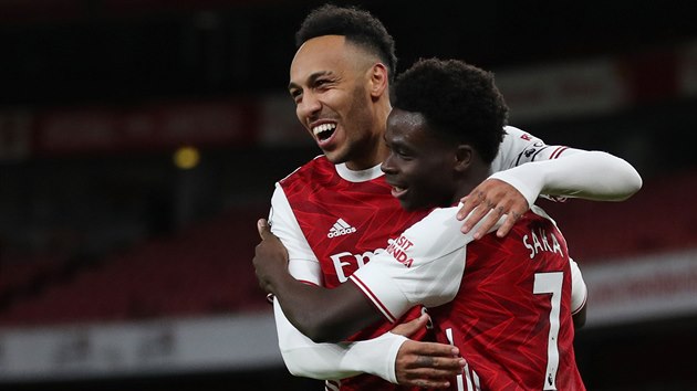 Bukayo Saka a Pierre-Emerick Aubameyang slaví branku do sít Newcastlu.