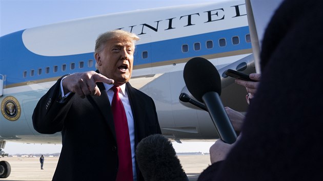 Prezident Trump hovoí s reportéry.