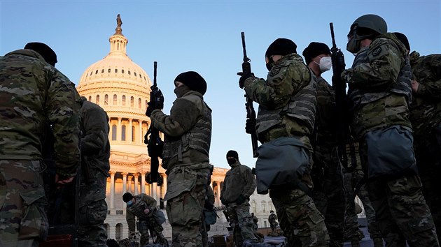 Vojáci ped budovou Kapitolu ve Washingtonu se zbranmi.